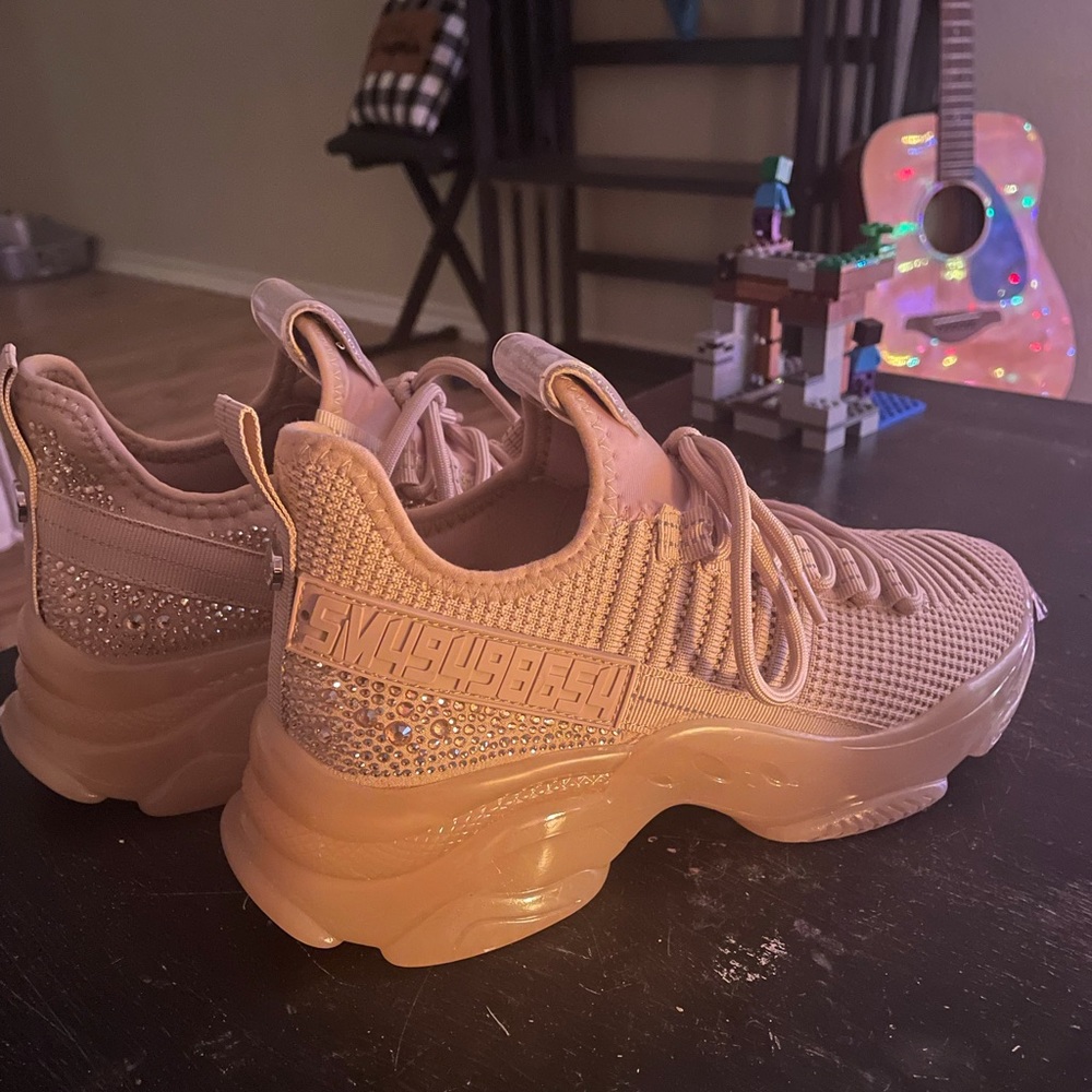 Brand new- NEVER WORN Steve Madden tennis shoes
